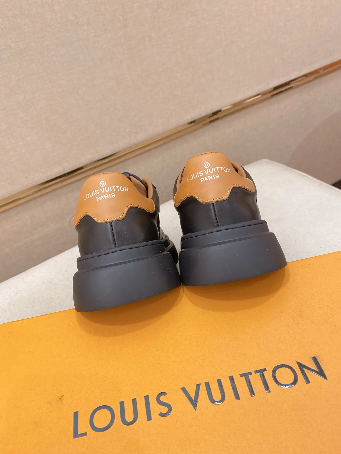 Men's shoes 💰: 480💰🎉🎉LV~Louis Vuitton trendy men's shoes New shipments Latest matching The same style as the official website Super high quality Hot sales of the season [strong] [strong] [strong] Selected first-layer cowhide, comfortable cowhide lining, original last, comfortable on the foot, wear-resistant rubber outsole Size number: 38-44.